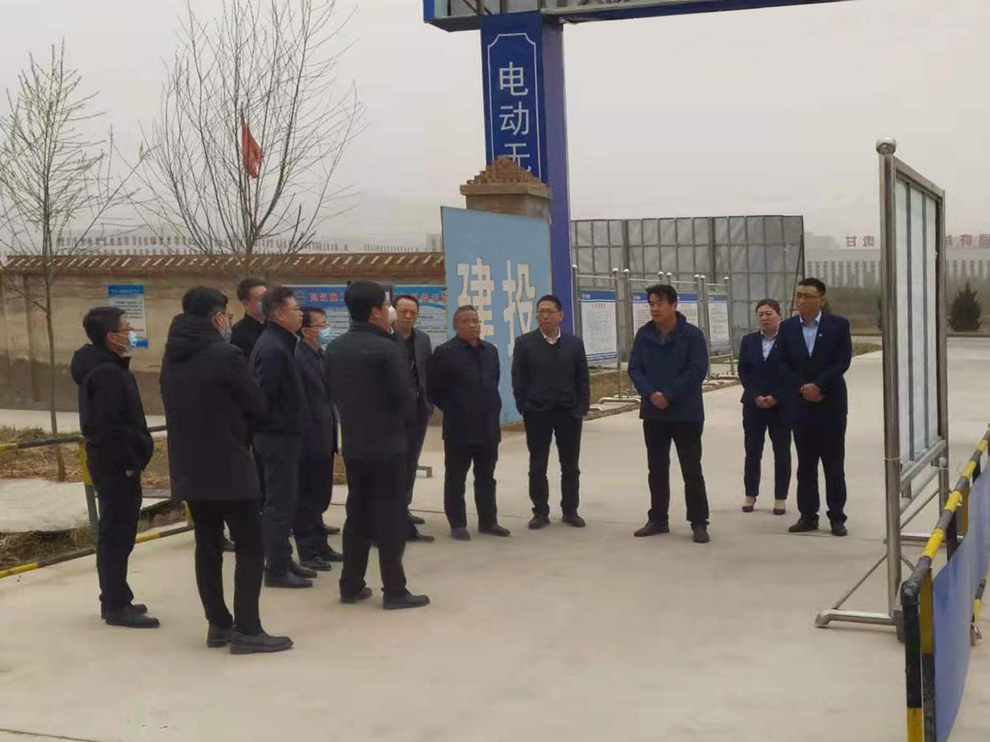 中能建集團(tuán)考察平?jīng)鲞^境車輛綜合服務(wù)中心項(xiàng)目(圖1)