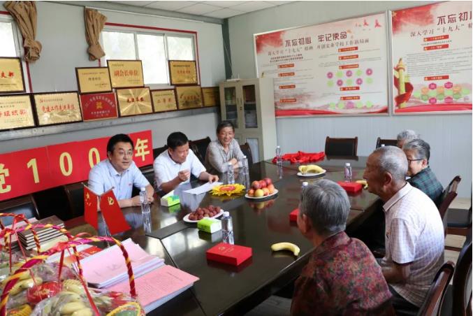 走訪慰問老黨員 深入實際學黨史—— 市政府國資委慰問泓源公司老黨員、困難黨員(圖1)